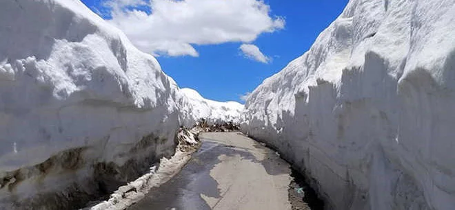 40 Famous Mountain Passes & Jots of Himachal Pradesh 7 Rohtang-Pass-bike -ride